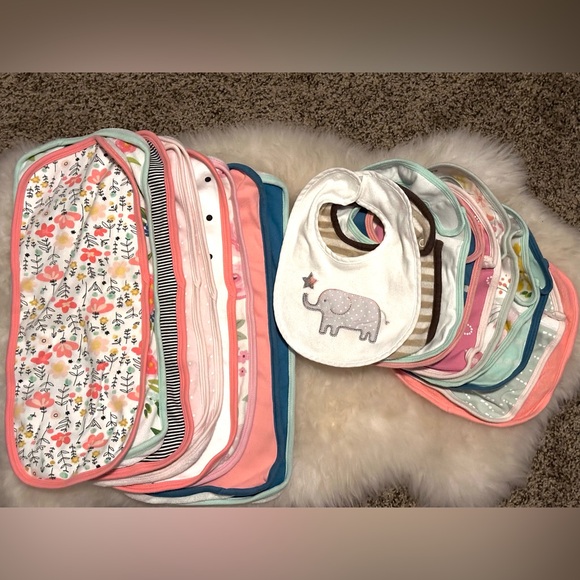 cloud-island & Gerber-solid-feeding-bibs - Picture 1 of 2